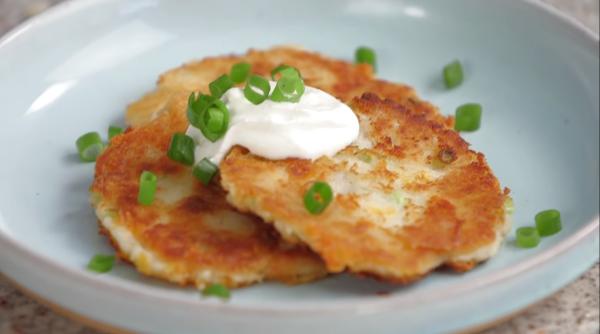 Clătite cu piure de cartofi: Gustarea ideală, sățioasă și foarte ieftină. „Reciclează“ inteligent resturile de mâncare 