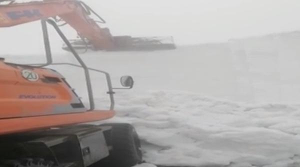 Deszăpezire cu excavatorul pe Transfăgărășan. Stratul de zăpadă depășește 6 metri