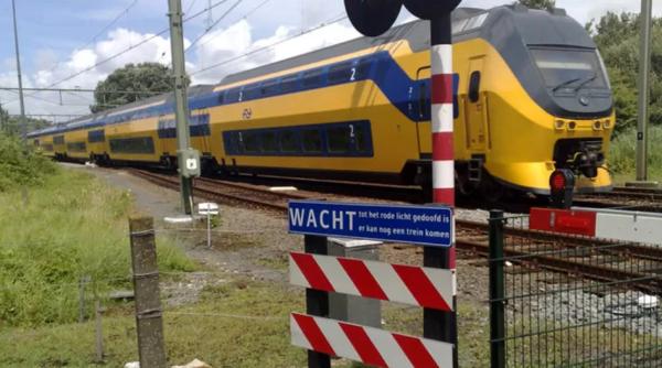 Olanda. Un român a violat o tânără în tren, în plină zi, apoi i-a furat chiloții și a fugit