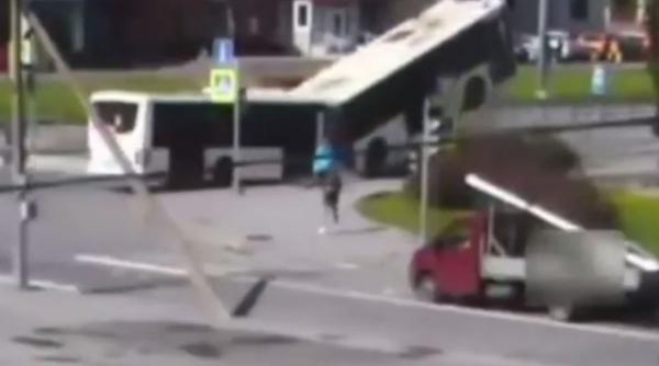 Accident rutier bizar. Un autobuz a lovit un stâlp, pe care a rămas suspendat 