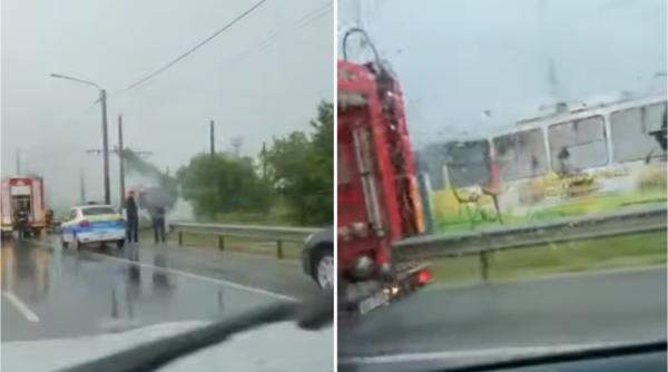 PANICĂ la Craiova: Un tramvai a luat foc în mers după ce a fost lovit de fulger