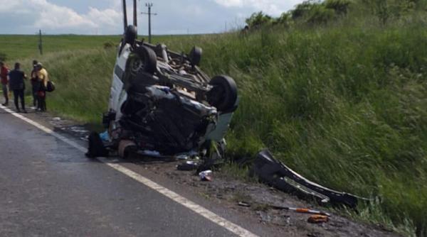 Microbuz cu români răsturnat în județul Cluj. Mai multe victime