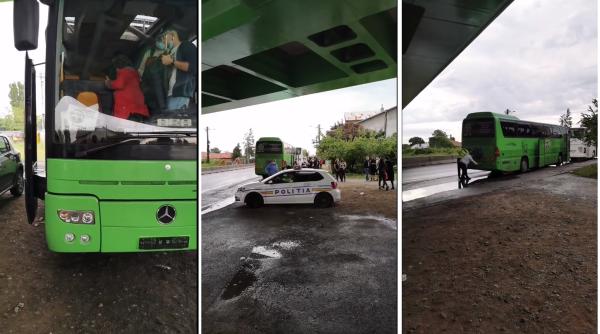 Zeci de tineri români, obligaţi să coboare din autocarele în care călătoreau, în mijlocul drumului (VIDEO)