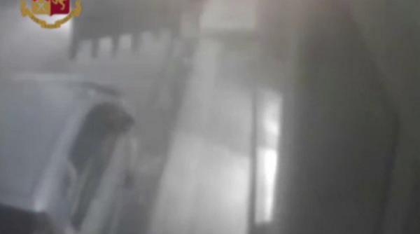 Bancomate sparte cu excavatorul, în Italia. Cât au reușit să fure hoții