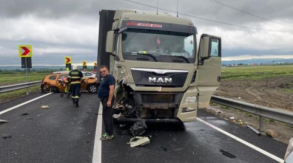 Coliziune între 4 autoturisme, un TIR și un camion pe centura Bacăului. Șase persoane, printre care doi minori au ajuns la spital