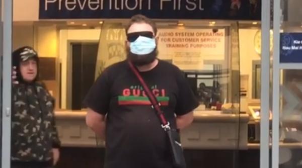 Un fugar a închiriat un elicopter pentru a se preda poliției „cu stil”. Pe drum, a oprit să ia șampanie