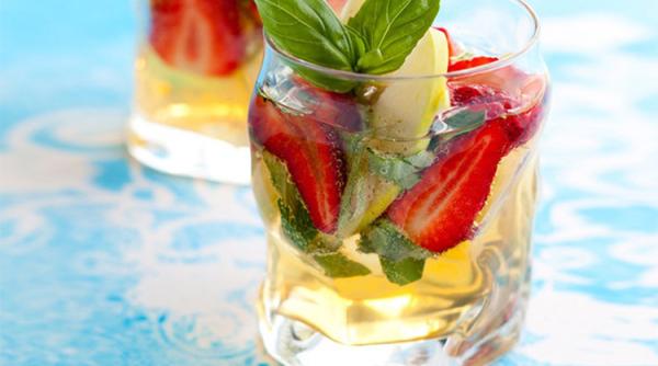 Limonadă cu căpșune, mentă și busuioc: Rețeta celei mai răcoritoare băuturi de sezon și beneficiile miraculoase