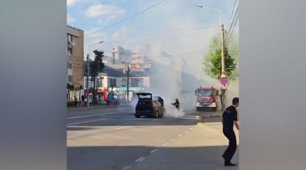 O persoană, găsită moartă într-o mașină incendiată. ISU: „Din cauza deteriorării victimei, nu s-a putut stabili dacă e bărbat sau femeie”
