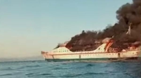 Un feribot plin cu oameni a luat foc în Indonezia. Pasagerii au sărit în apă ca să scape cu viață (VIDEO)