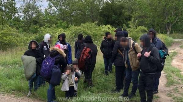 Prinși, de polițiștii de frontieră, în timp de traversau, ilegal, Dunărea cu o ambarcațiune gonflabilă 