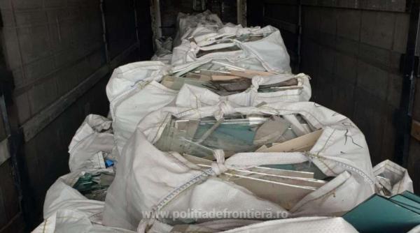 Zece tone de deșeuri din sticlă aduse din Grecia, oprite la vama Giurgiu. Ansamblul rutier, condus de un român, oprit la frontieră