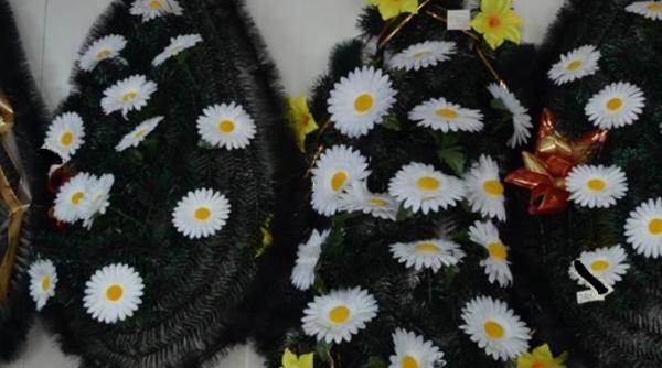 Revoltă în Oradea, după ce coroanele de plastic în cimitir au fost interzise. Comercianții amenință cu judecata