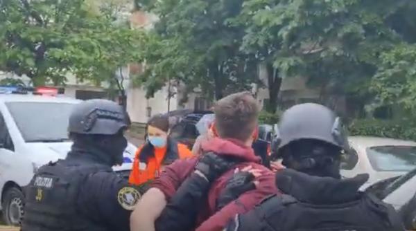 Un şofer drogat a avariat 15 maşini şi un tramvai în Iași. Bărbatul, prins cu ajutorul martorilor