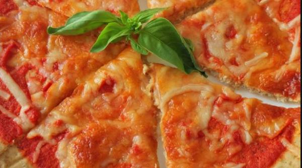 Pizza cu ton, fără aluat. Un deliciu culinar din trei ingrediente. O felie are 250 de calorii 