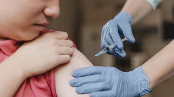 România, prima țară din UE care vaccinează copiii