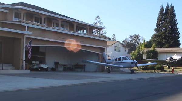 Cartierul în care fiecare casă are un garaj pentru avion. Viața oamenilor care fac naveta la muncă în zbor 