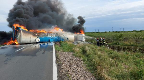O cisternă s-a răsturnat și a explodat pe o șosea din județul Brăila - FOTO