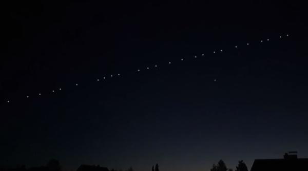 Sateliţii Starlink, vizibili cu ochiul liber vineri noapte pe cerul României - VIDEO