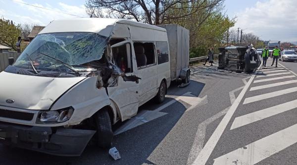 Microbuz  cu patru români la bord, implicat într-un accident grav pe DN 2, în Neamț. A intervenit descarcerarea 