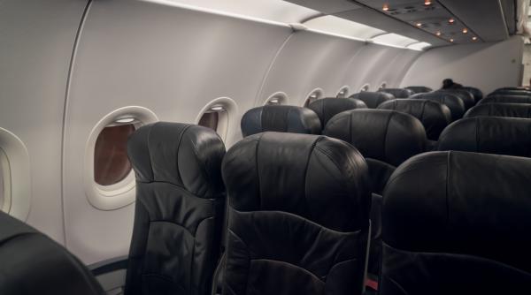 UPDATE. Panică într-un avion plin cu români. S-a întors din drum și a debarcat toți pasagerii