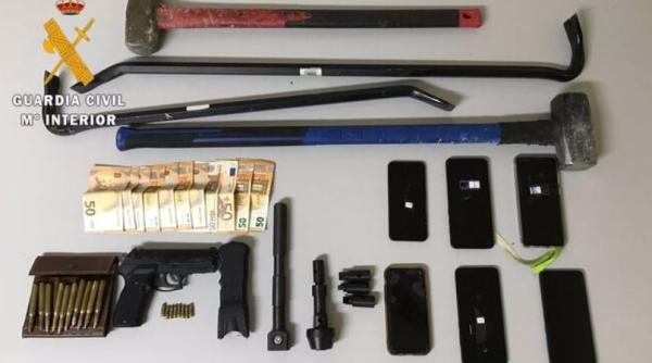 Spania. Grupare infracțională, din care făceau parte și români, destructurată. Hoții jefuiau doar tutungeriile