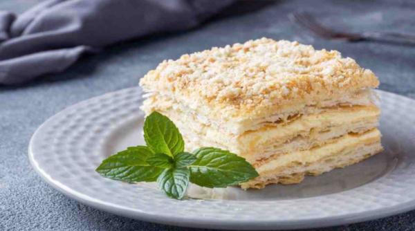 Tort din foietaj cu cremă Chantilly. Este gata în 20 de minute, dar îi vei cuceri pe toți de la masă