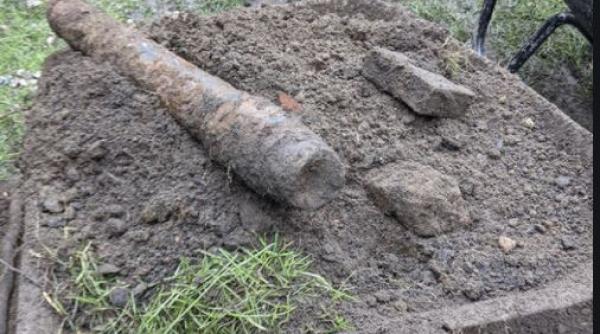 Un român a găsit în curte două bombe din Al Doilea Război Mondial