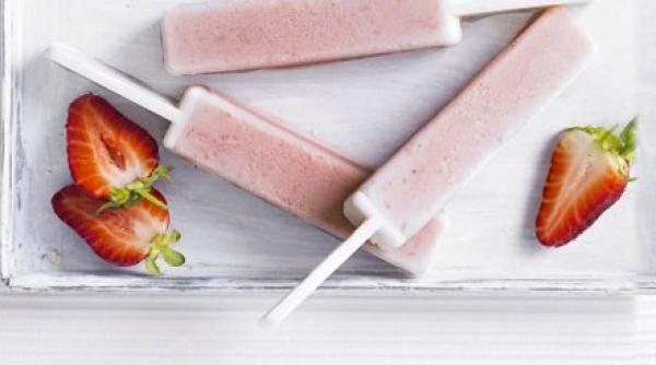 Îngheţată de casă cu seminţe de chia şi căpşune. Reţetă sănătoasă de vară pentru toată familia