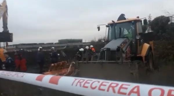 Româncă în stare gravă după ce a fost lovită de un excavator. O manevră greşit a fost îndeajuns pentru ca tragedia să se întâmple