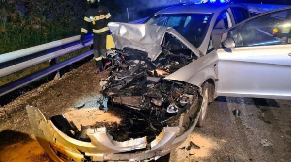 Scene de coșmar pe Autostrada A1. Doi tineri au sărit din mers din mașina care a luat foc