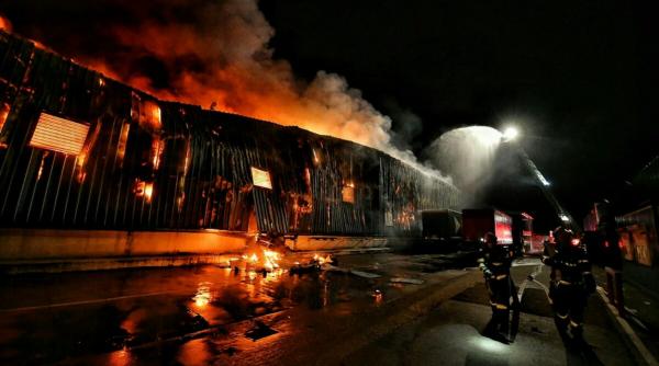 Incendiu uriaș la fabrica de frigidere din Timiș. Arde tot amplasamentul, pe 10 000 de metri pătrați