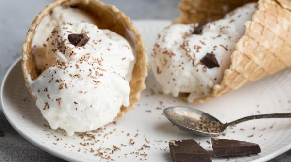 Înghețată cremoasă cu iaurt. O rețetă ideală pentru zilele călduroase, gustoasă și sănătoasă