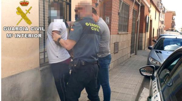 Spania. Un român și complici săi, înarmați cu un cuțit, au amenințat vânzătorul unui magazin și au fugit cu banii. Reținuți cu ajutorul martorilor