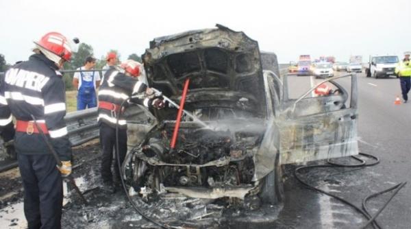 Un bărbat a dat foc mașinii în care se afla. Acum este la un pas de moarte 