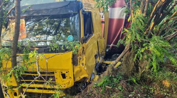 Ungaria. Șofer român, ajuns cu TIR-ul în șanț după ce i-a explodat un cauciuc pe autostradă