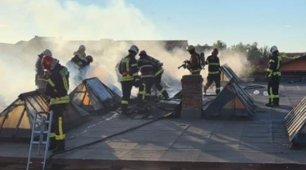 Incendiu la un depozit din Târgu Mureş. Un adult şi 15 copii, aflaţi în apropiere, evacuaţi  