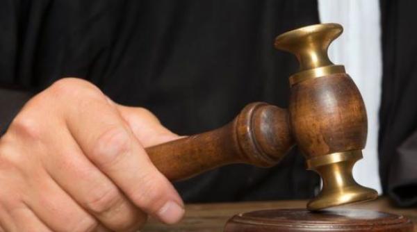 O româncă a obținut, în instanţă, amânarea ieşirii la pensie până la 65 de ani