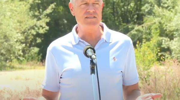 Klaus Iohannis: "Adunăm gunoaie aruncate de concetăţeni. Marginea drumului nu este groapă de gunoi"