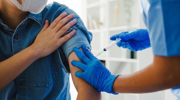 Țara care a decis ca toți angajații să fie vaccinați obligatoriu anti-COVID