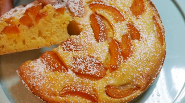 Tort magic: Ai nevoie doar de trei caise și trei ouă. Rezultatul - un desert pufos, savuros și dietetic, cu doar 160 de calorii