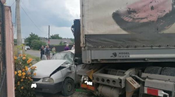 Accident cu 4 victime: Un camion, la un pas să dărâme o casă, în Vrancea