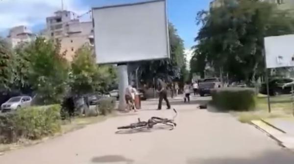 Bărbat, înjunghiat în mijlocul zilei, în centrul Devei. În loc să intervină, martorii au început să filmeze