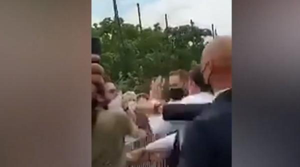 Bărbatul care l-a pălmuit pe Macron, la un pas de închisoare. Va fi judecat şi complicele său