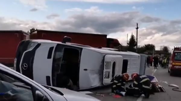 Microbuz școlar, accident GRAV lângă Târgoviște: Doi MORȚI și opt copii răniți