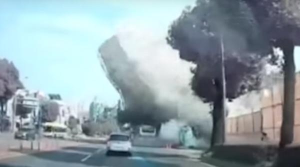 O clădire cu 5 etaje s-a prăbușit peste un autobuz plin cu pasageri - VIDEO