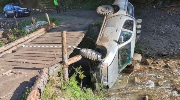 Șofer român, oprit cu focuri de armă. La trecerea peste un pod, mașina s-a răsturnat 