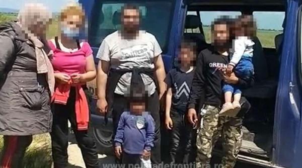 Trei copii și cinci adulți, surprinși cum traversau, ilegal, Dunărea cu o barca gonflabilă 
