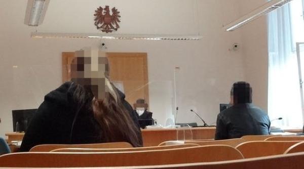 Italia. Româncă bătută, scuipată, amenințată cu moartea de față cu fiica ei de către fostul partener