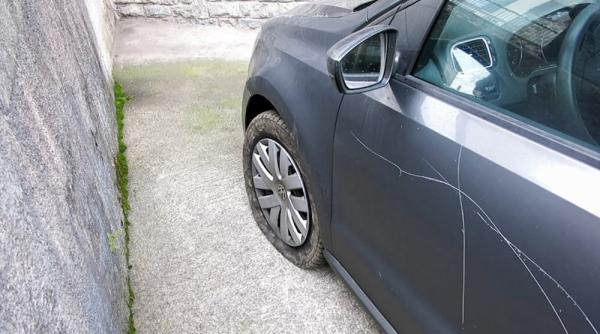 Italia. Surpriză neplăcută pentru un român. Şi-a găsit maşina vandalizată când voia să plece la muncă