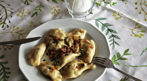 Pierogi, rețeta unuia dintre cele mai bune feluri de mâncare din bucătăria poloneză. Mai delicioși decât colțunașii!